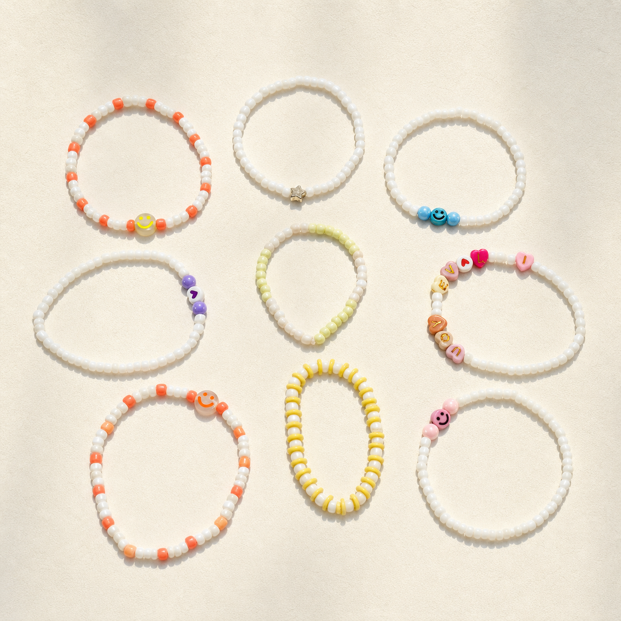 Pulseras blancas con detalles coral, amarillo y lavanda