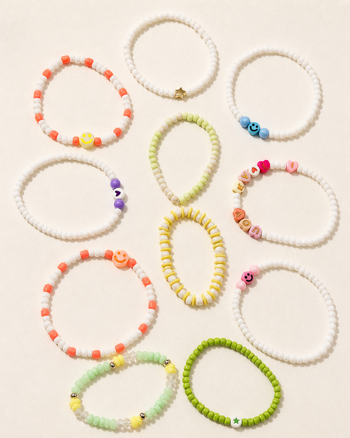 Selección de pulseras artesanales blancas, coral y verdes