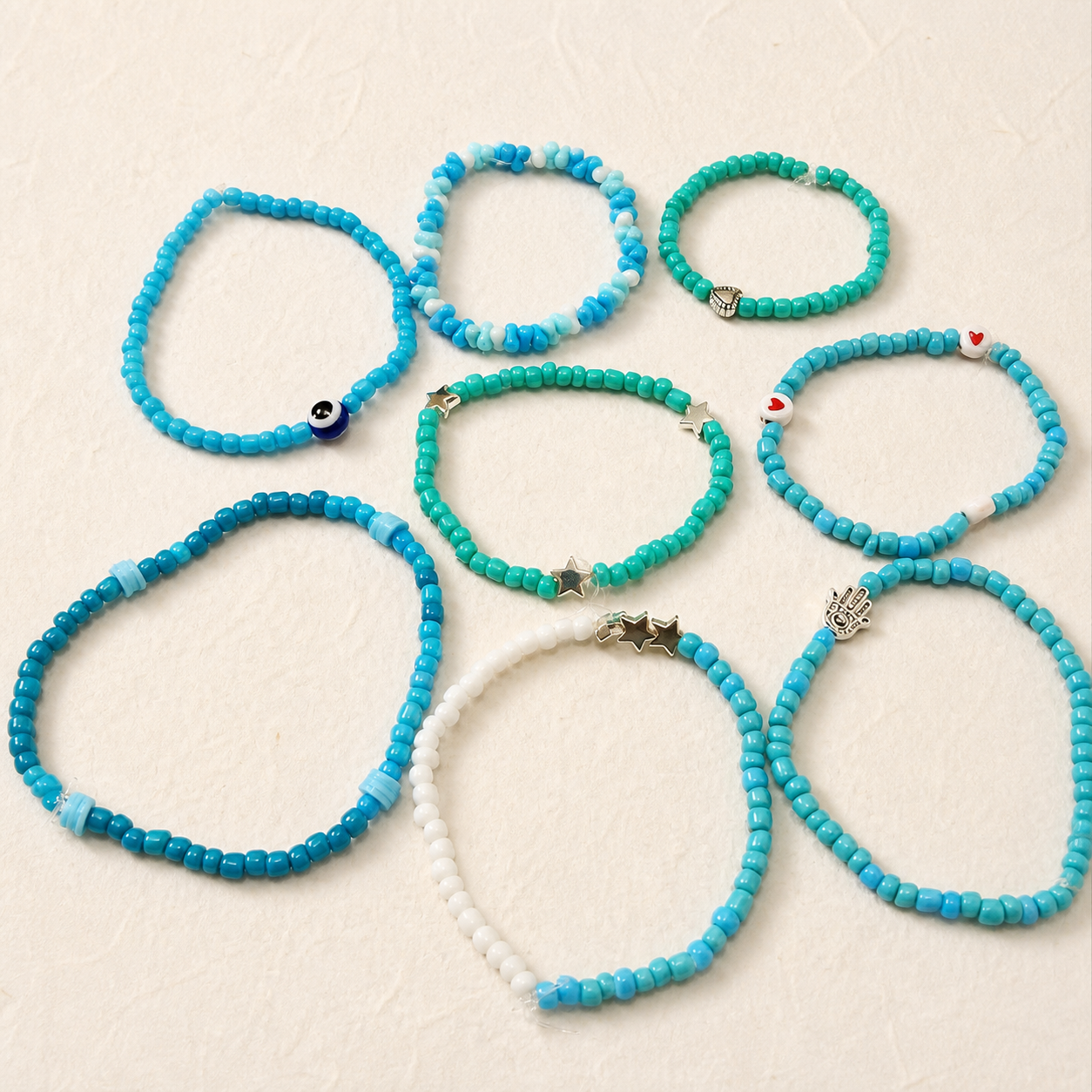 Pulseras turquesas y celestes con estrellas y dijes