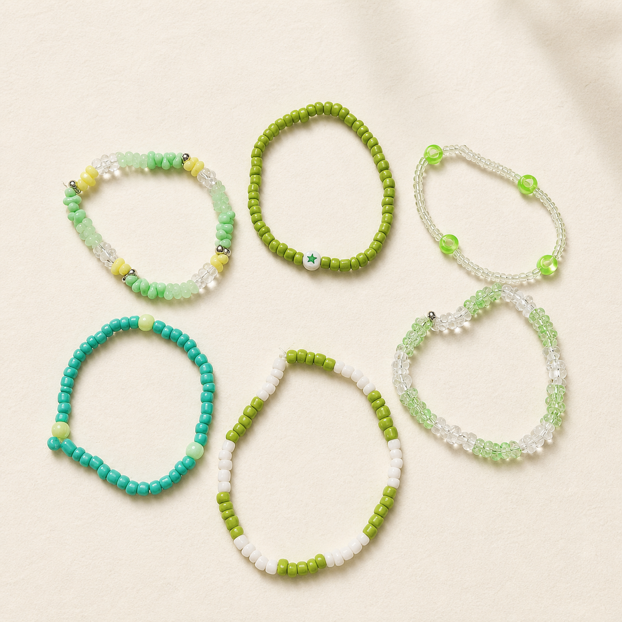 Pulseras verdes, blancas y cristalinas con detalles de estrella