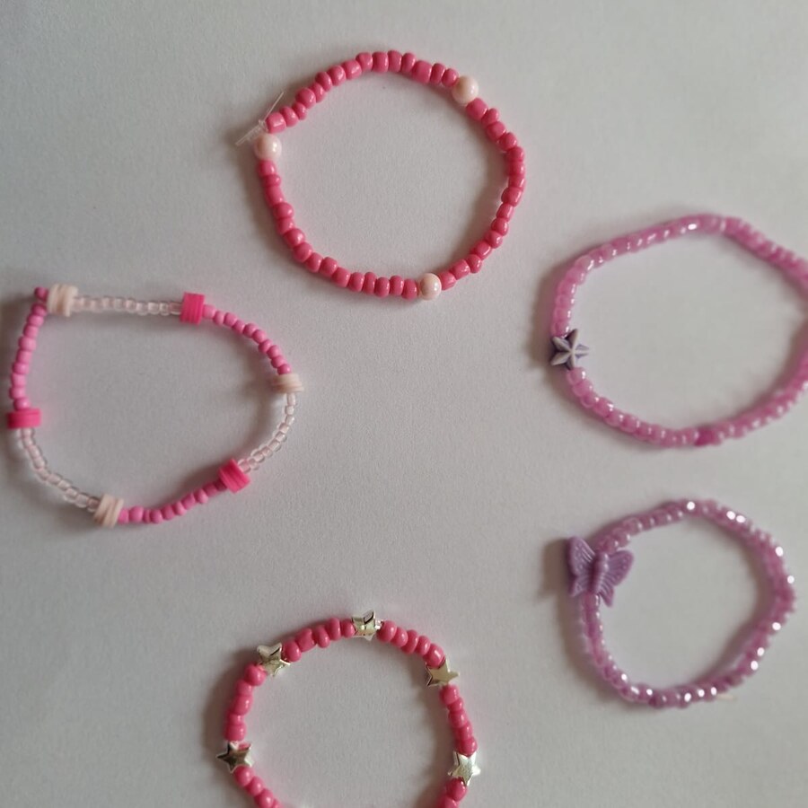 Pulseras artesanales rosas con detalles