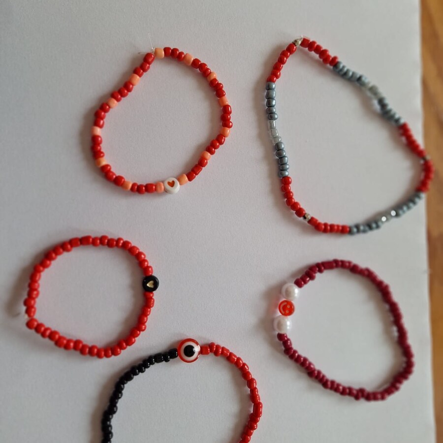Pulseras artesanales rojas y contrastes