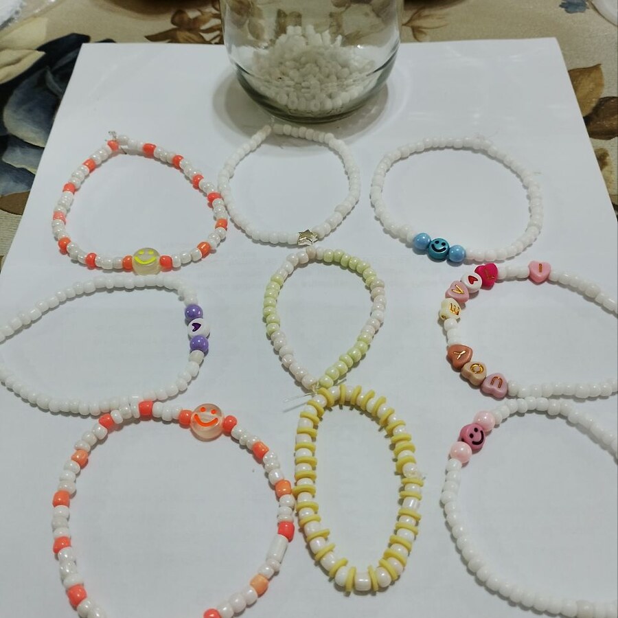 Pulseras artesanales claras con colores