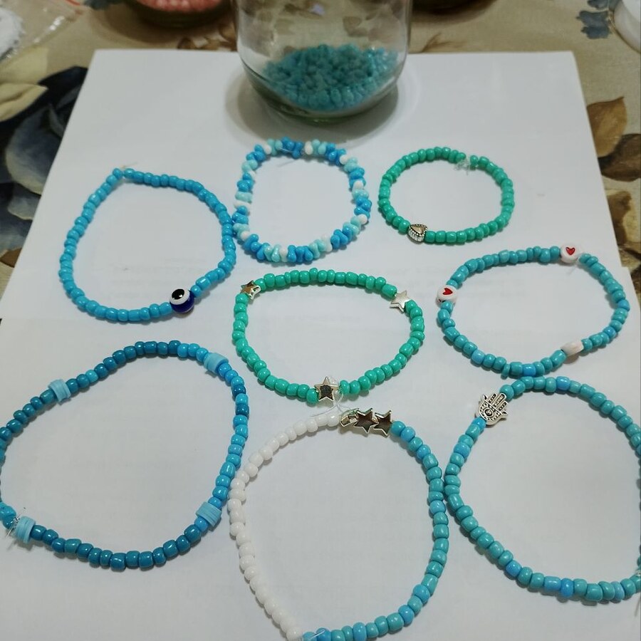 Pulseras artesanales azules y turquesas