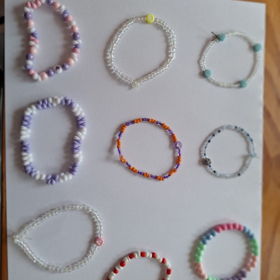Pulseras artesanales blancas y pastel