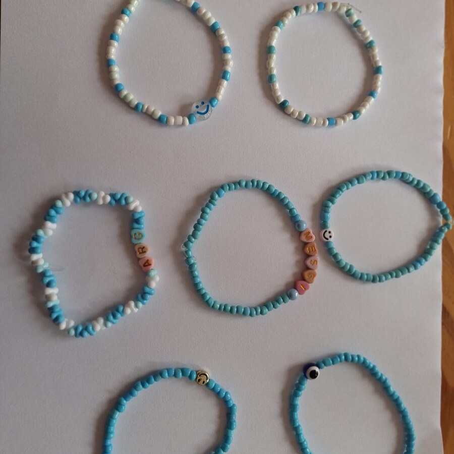 Pulseras artesanales celestes