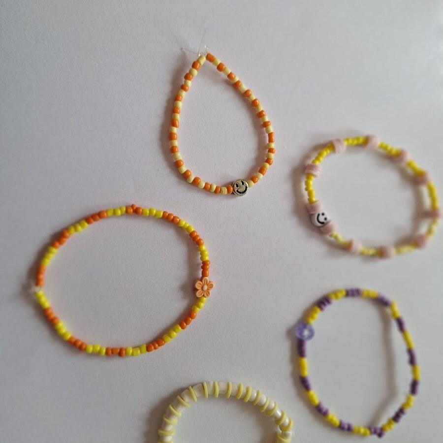 Pulseras artesanales amarillas y multicolor